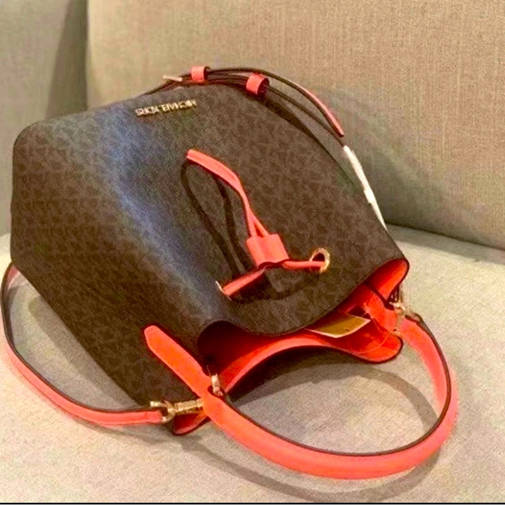 Michael Kors suri medium bucket messenger bag
